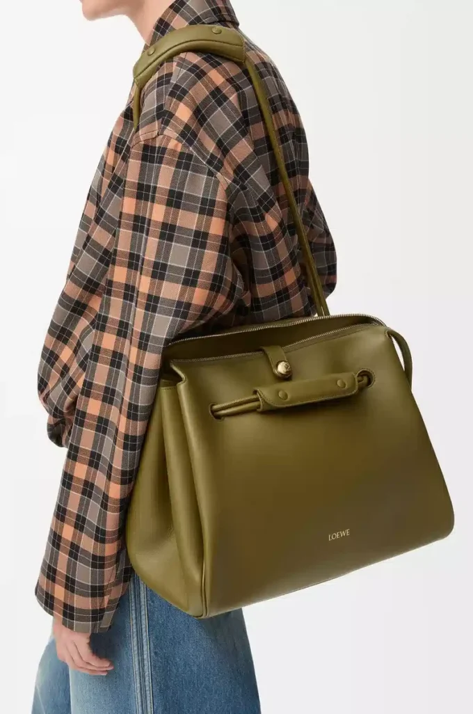 Bolso Madrid grande en piel de becerro flexible color oliva Bolso Madrid grande en piel de becerro flexible color oliva