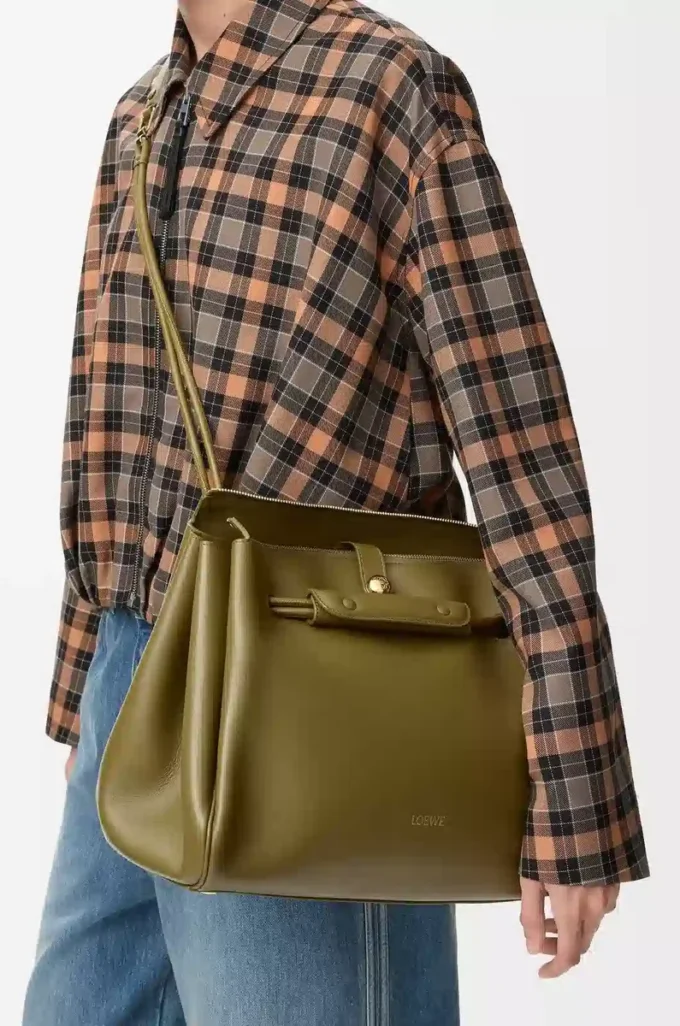 Bolso Madrid grande en piel de becerro flexible color oliva Bolso Madrid grande en piel de becerro flexible color oliva