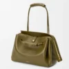 Bolso Madrid grande en piel de becerro flexible color oliva Bolso Madrid grande en piel de becerro flexible color oliva