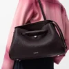 Bolso Madrid grande en piel de becerro granulada flexible color ébano oscuro Bolso Madrid grande en piel de becerro granulada flexible color ébano oscuro