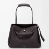 Bolso Madrid grande en piel de becerro granulada flexible color ébano oscuro Bolso Madrid grande en piel de becerro granulada flexible color ébano oscuro
