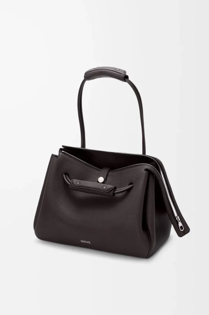 Bolso Madrid grande en piel de becerro granulada flexible color ébano oscuro Bolso Madrid grande en piel de becerro granulada flexible color ébano oscuro