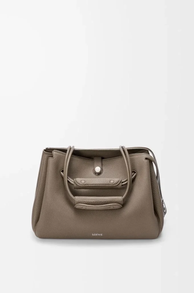 Bolso Madrid grande en piel de becerro granulada flexible Taupe Bolso Madrid grande en piel de becerro granulada flexible Taupe
