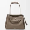Bolso Madrid grande en piel de becerro granulada flexible Taupe Bolso Madrid grande en piel de becerro granulada flexible Taupe