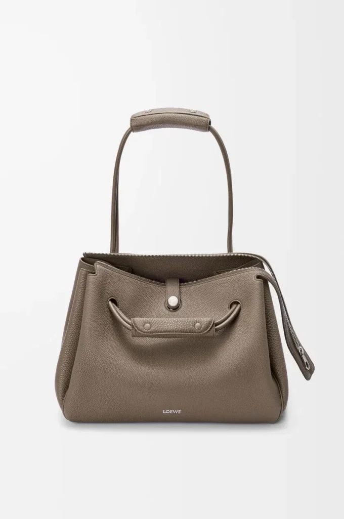 Bolso Madrid grande en piel de becerro granulada flexible Taupe Bolso Madrid grande en piel de becerro granulada flexible Taupe
