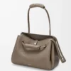 Bolso Madrid grande en piel de becerro granulada flexible Taupe Bolso Madrid grande en piel de becerro granulada flexible Taupe