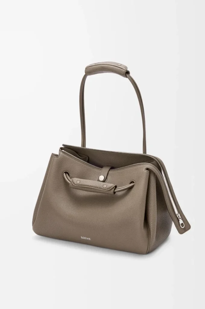 Bolso Madrid grande en piel de becerro granulada flexible Taupe Bolso Madrid grande en piel de becerro granulada flexible Taupe