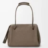 Bolso Madrid grande en piel de becerro granulada flexible Taupe Bolso Madrid grande en piel de becerro granulada flexible Taupe