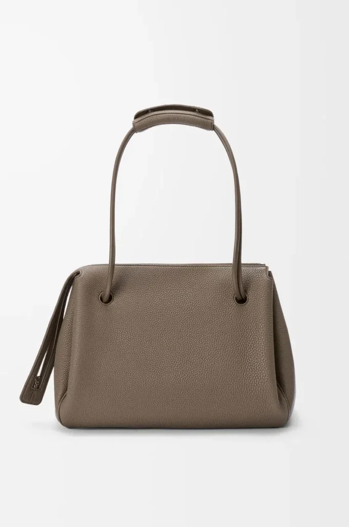 Bolso Madrid grande en piel de becerro granulada flexible Taupe Bolso Madrid grande en piel de becerro granulada flexible Taupe