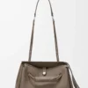 Bolso Madrid grande en piel de becerro granulada flexible Taupe Bolso Madrid grande en piel de becerro granulada flexible Taupe