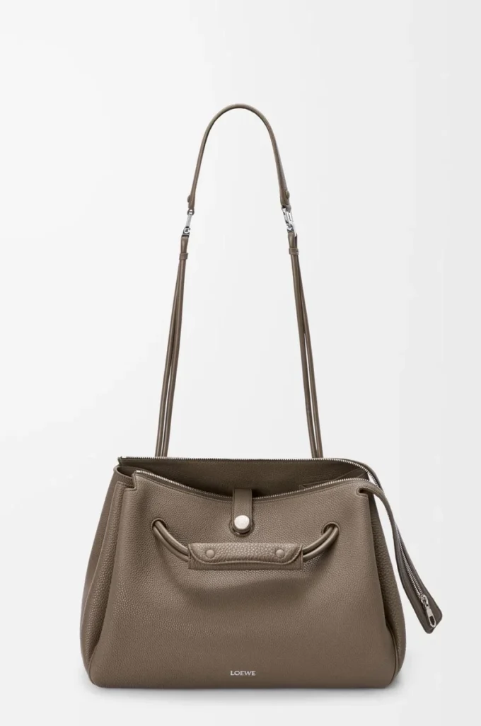 Bolso Madrid grande en piel de becerro granulada flexible Taupe Bolso Madrid grande en piel de becerro granulada flexible Taupe