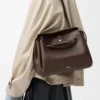 Bolso Madrid mediano en piel de becerro flexible color castaño oscuro Bolso Madrid mediano en piel de becerro flexible color castaño oscuro