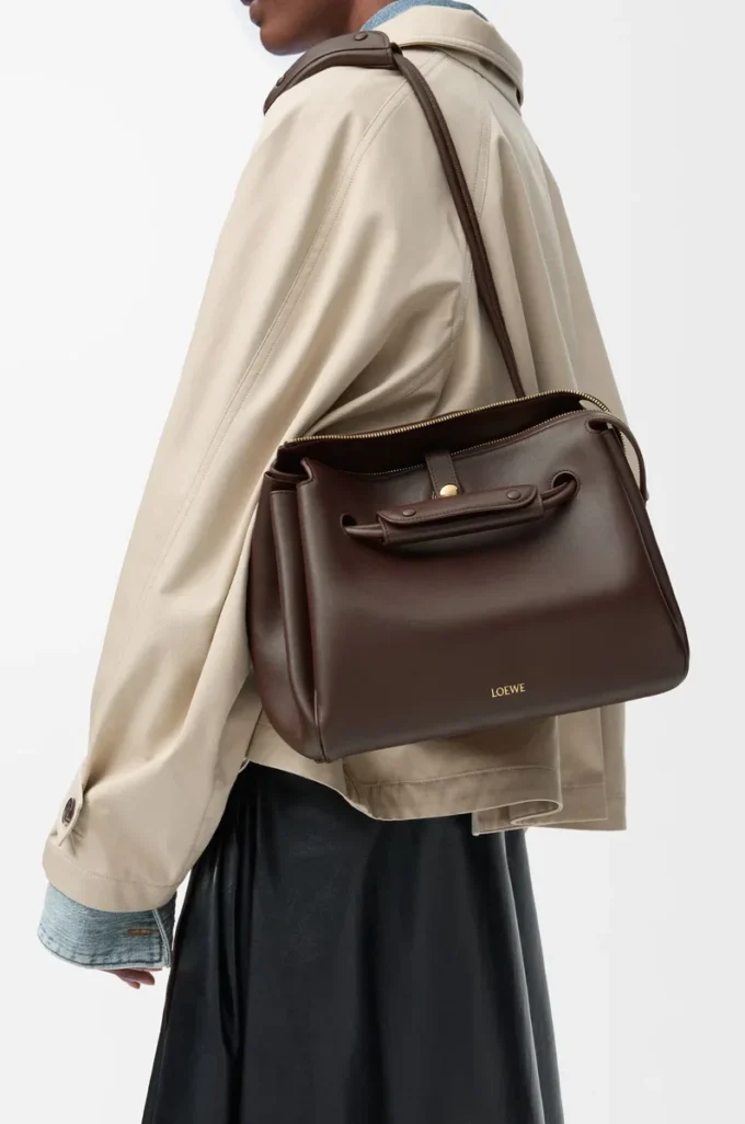 Bolso Madrid mediano en piel de becerro flexible color castaño oscuro Bolso Madrid mediano en piel de becerro flexible color castaño oscuro