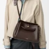 Bolso Madrid mediano en piel de becerro flexible color castaño oscuro Bolso Madrid mediano en piel de becerro flexible color castaño oscuro