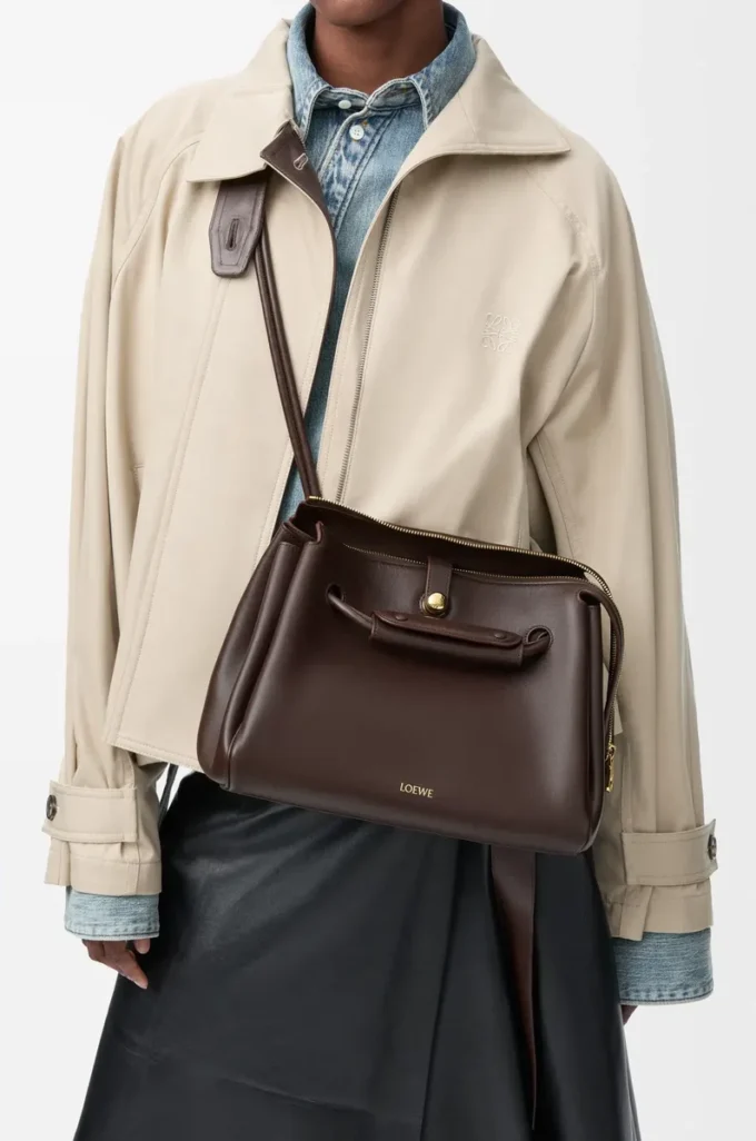 Bolso Madrid mediano en piel de becerro flexible color castaño oscuro Bolso Madrid mediano en piel de becerro flexible color castaño oscuro