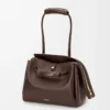 Bolso Madrid mediano en piel de becerro flexible color castaño oscuro Bolso Madrid mediano en piel de becerro flexible color castaño oscuro
