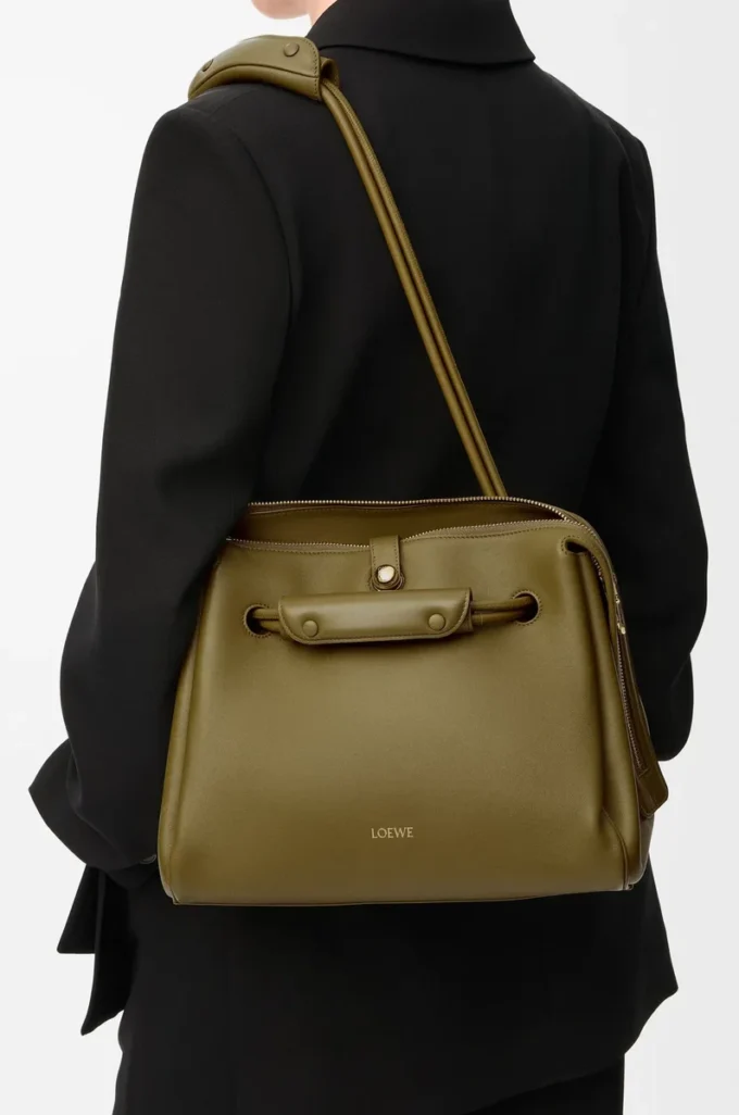 Bolso Madrid mediano en piel de becerro flexible color oliva Bolso Madrid mediano en piel de becerro flexible color oliva