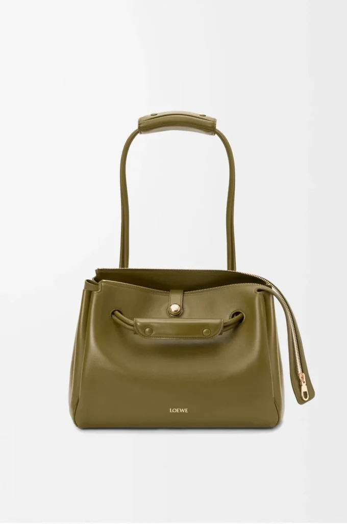 Bolso Madrid mediano en piel de becerro flexible color oliva Bolso Madrid mediano en piel de becerro flexible color oliva