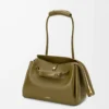 Bolso Madrid mediano en piel de becerro flexible color oliva Bolso Madrid mediano en piel de becerro flexible color oliva