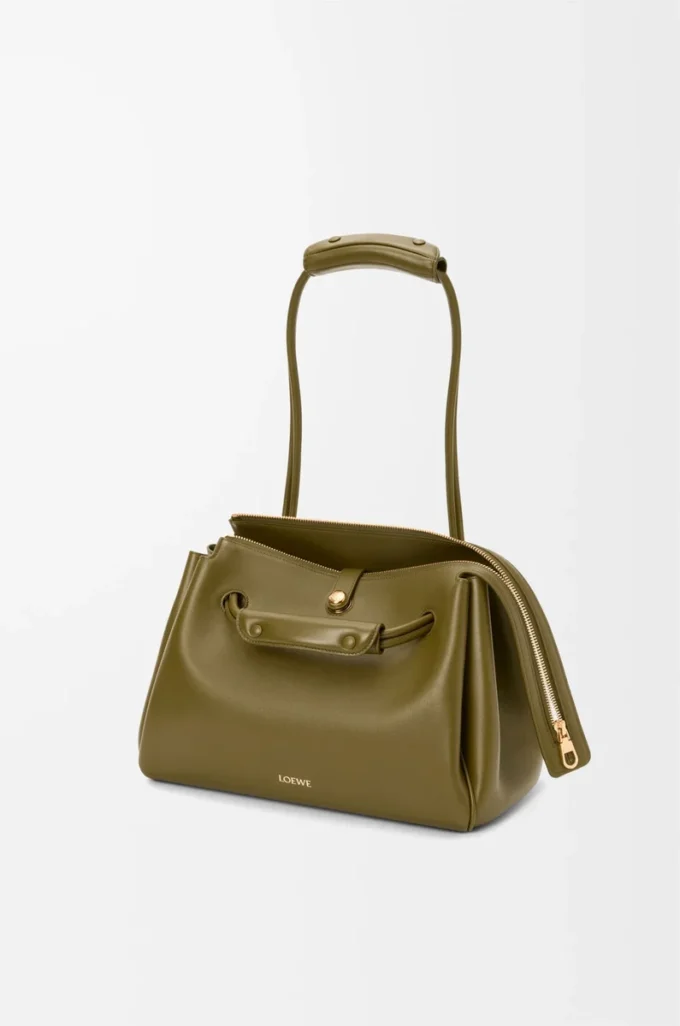Bolso Madrid mediano en piel de becerro flexible color oliva Bolso Madrid mediano en piel de becerro flexible color oliva