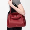 Bolso Madrid mediano en piel de becerro flexible color rojo quemado Bolso Madrid mediano en piel de becerro flexible color rojo quemado