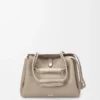 Bolso Madrid mediano en piel de becerro granulada flexible Clay Bolso Madrid mediano en piel de becerro granulada flexible Clay