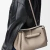 Bolso Madrid mediano en piel de becerro granulada flexible Clay Bolso Madrid mediano en piel de becerro granulada flexible Clay