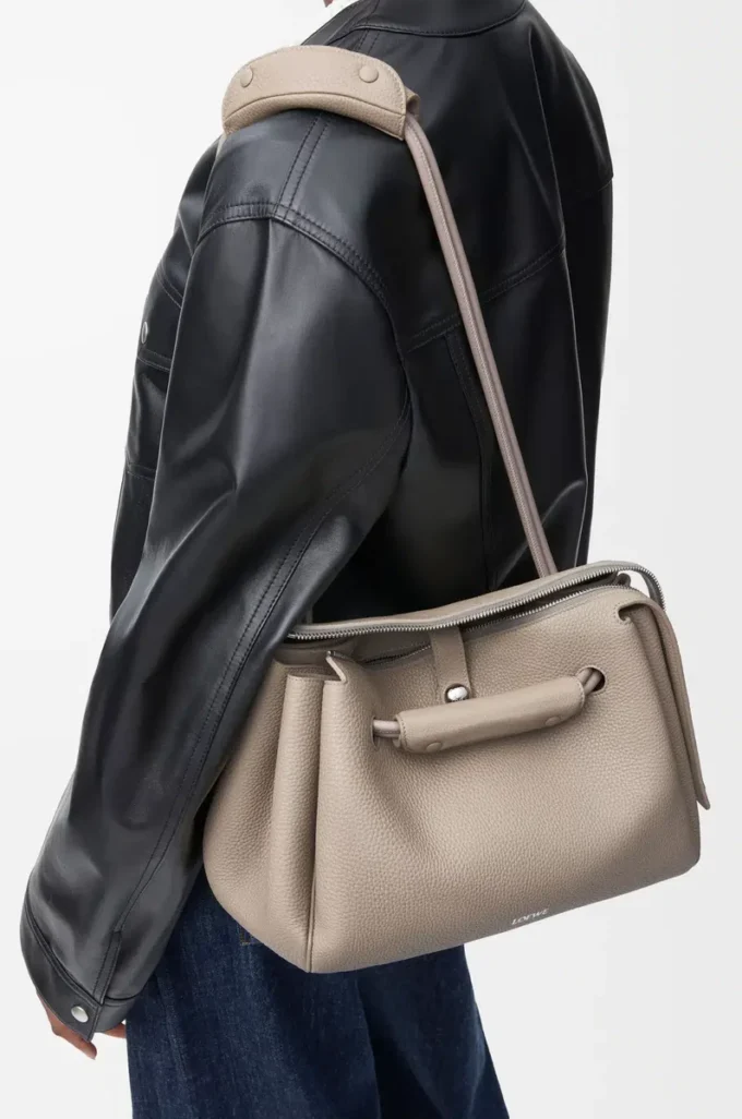 Bolso Madrid mediano en piel de becerro granulada flexible Clay Bolso Madrid mediano en piel de becerro granulada flexible Clay