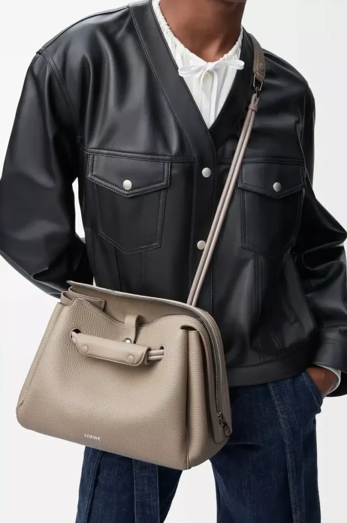Bolso Madrid mediano en piel de becerro granulada flexible Clay Bolso Madrid mediano en piel de becerro granulada flexible Clay