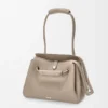 Bolso Madrid mediano en piel de becerro granulada flexible Clay Bolso Madrid mediano en piel de becerro granulada flexible Clay