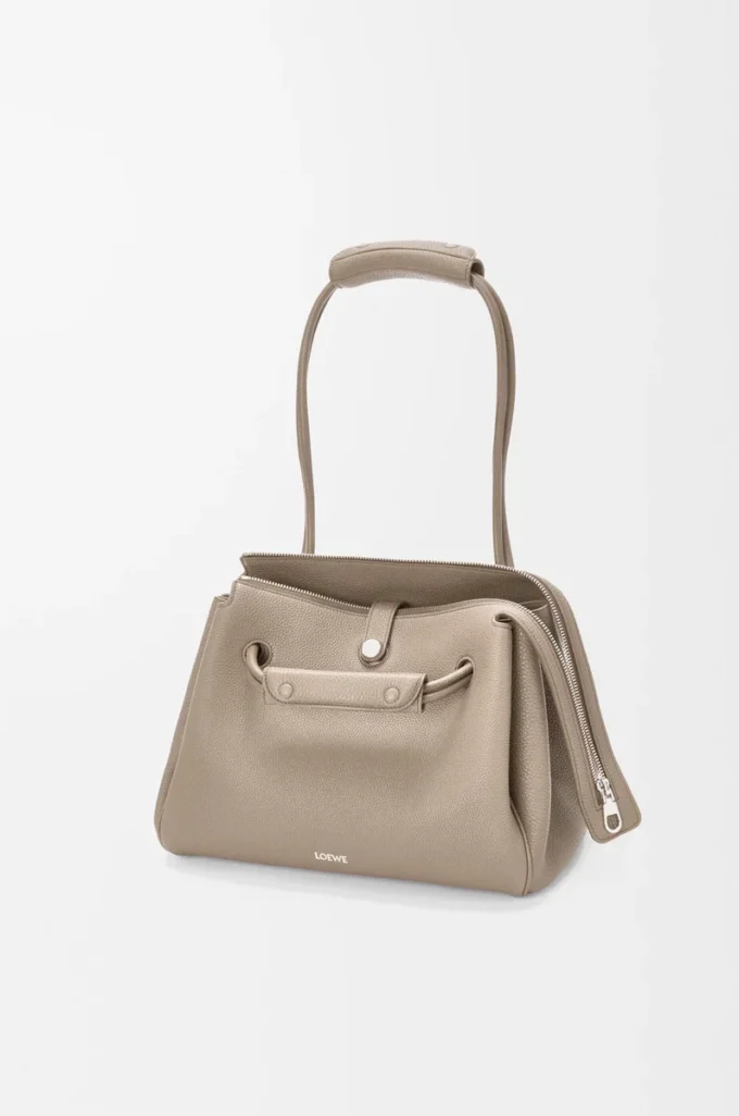 Bolso Madrid mediano en piel de becerro granulada flexible Clay Bolso Madrid mediano en piel de becerro granulada flexible Clay