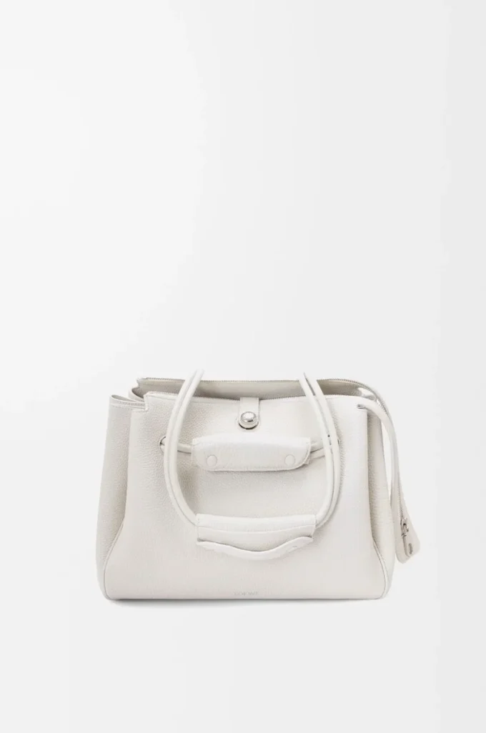 Bolso Madrid mediano en piel de becerro granulada flexible, color blanco suave Bolso Madrid mediano en piel de becerro granulada flexible, color blanco suave