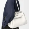 Bolso Madrid mediano en piel de becerro granulada flexible, color blanco suave Bolso Madrid mediano en piel de becerro granulada flexible, color blanco suave