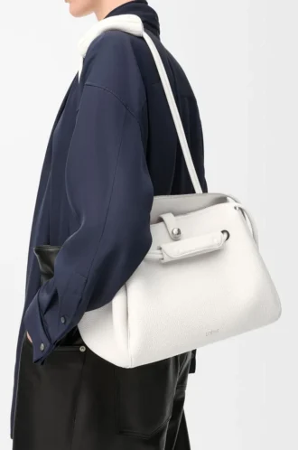 Bolso Madrid mediano en piel de becerro granulada flexible, color blanco suave