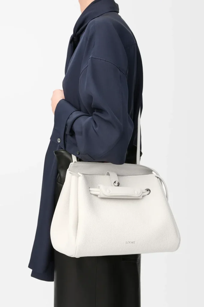 Bolso Madrid mediano en piel de becerro granulada flexible, color blanco suave Bolso Madrid mediano en piel de becerro granulada flexible, color blanco suave