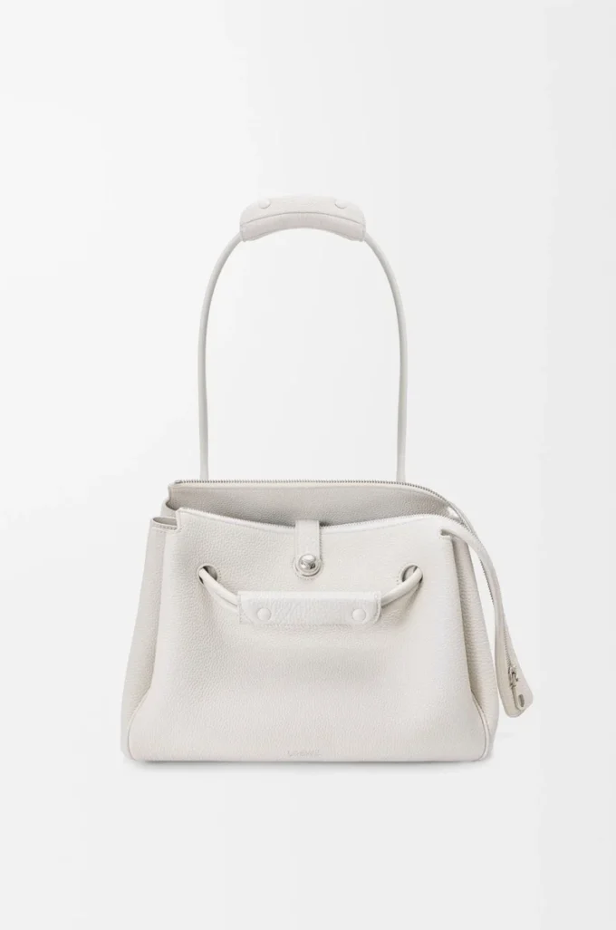 Bolso Madrid mediano en piel de becerro granulada flexible, color blanco suave Bolso Madrid mediano en piel de becerro granulada flexible, color blanco suave