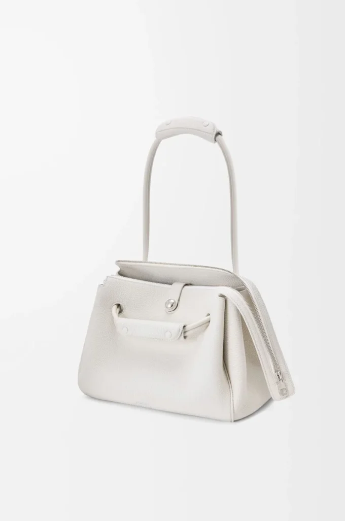 Bolso Madrid mediano en piel de becerro granulada flexible, color blanco suave Bolso Madrid mediano en piel de becerro granulada flexible, color blanco suave
