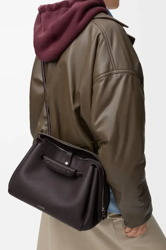 Bolso Madrid mediano en piel de becerro granulada flexible Dark Ebony Bolso Madrid mediano en piel de becerro granulada flexible Dark Ebony