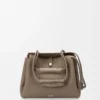 Bolso Madrid mediano en piel de becerro granulada flexible Taupe Bolso Madrid mediano en piel de becerro granulada flexible Taupe
