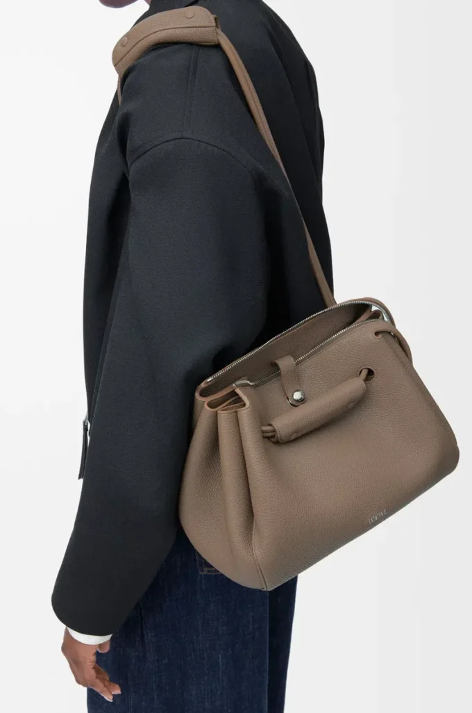 Bolso Madrid mediano en piel de becerro granulada flexible Taupe Bolso Madrid mediano en piel de becerro granulada flexible Taupe