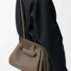 Bolso Madrid mediano en piel de becerro granulada flexible Taupe Bolso Madrid mediano en piel de becerro granulada flexible Taupe