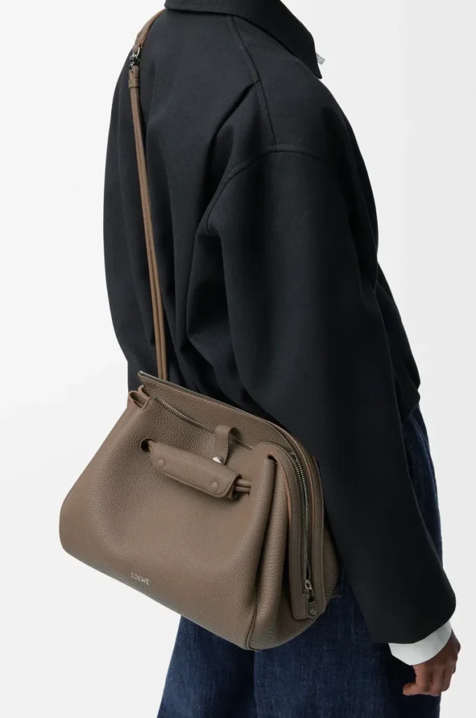 Bolso Madrid mediano en piel de becerro granulada flexible Taupe Bolso Madrid mediano en piel de becerro granulada flexible Taupe