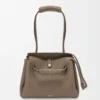 Bolso Madrid mediano en piel de becerro granulada flexible Taupe Bolso Madrid mediano en piel de becerro granulada flexible Taupe