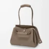 Bolso Madrid mediano en piel de becerro granulada flexible Taupe Bolso Madrid mediano en piel de becerro granulada flexible Taupe