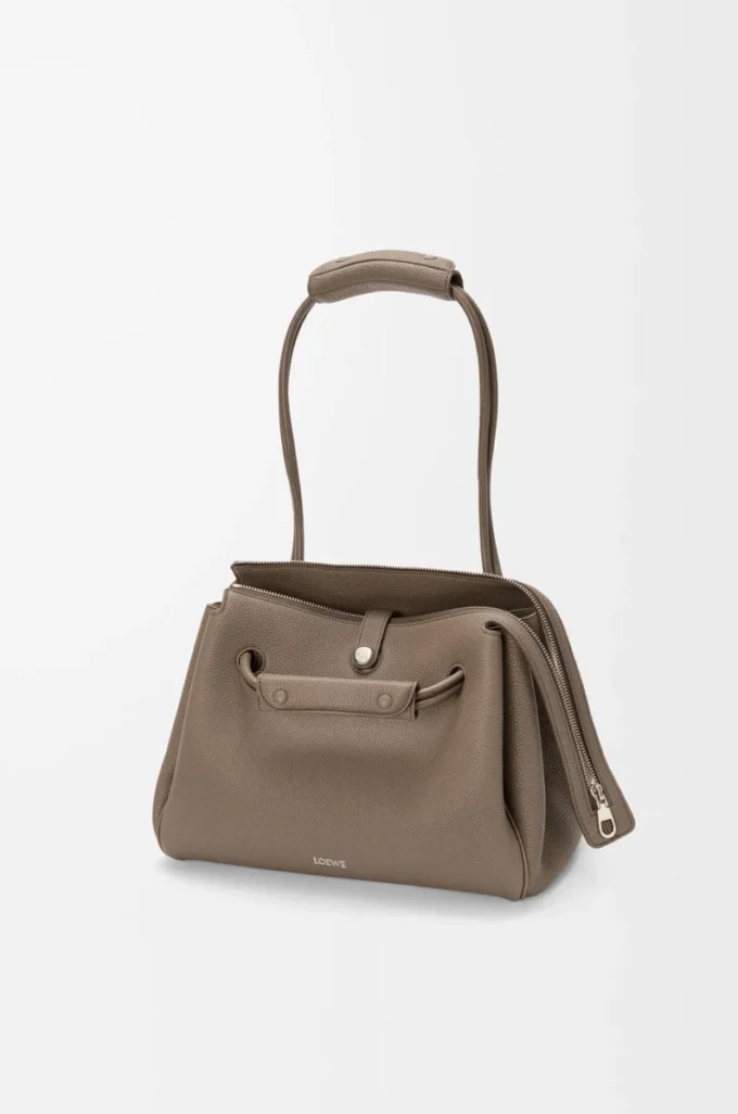 Bolso Madrid mediano en piel de becerro granulada flexible Taupe Bolso Madrid mediano en piel de becerro granulada flexible Taupe