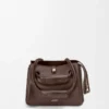 Bolso Madrid pequeño en piel de becerro flexible, color castaño oscuro Bolso Madrid pequeño en piel de becerro flexible, color castaño oscuro