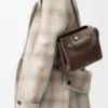 Bolso Madrid pequeño en piel de becerro flexible, color castaño oscuro Bolso Madrid pequeño en piel de becerro flexible, color castaño oscuro
