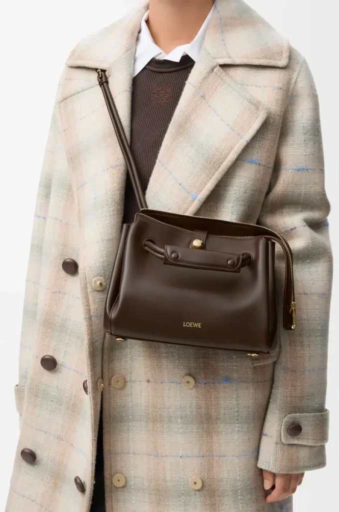 Bolso Madrid pequeño en piel de becerro flexible, color castaño oscuro Bolso Madrid pequeño en piel de becerro flexible, color castaño oscuro