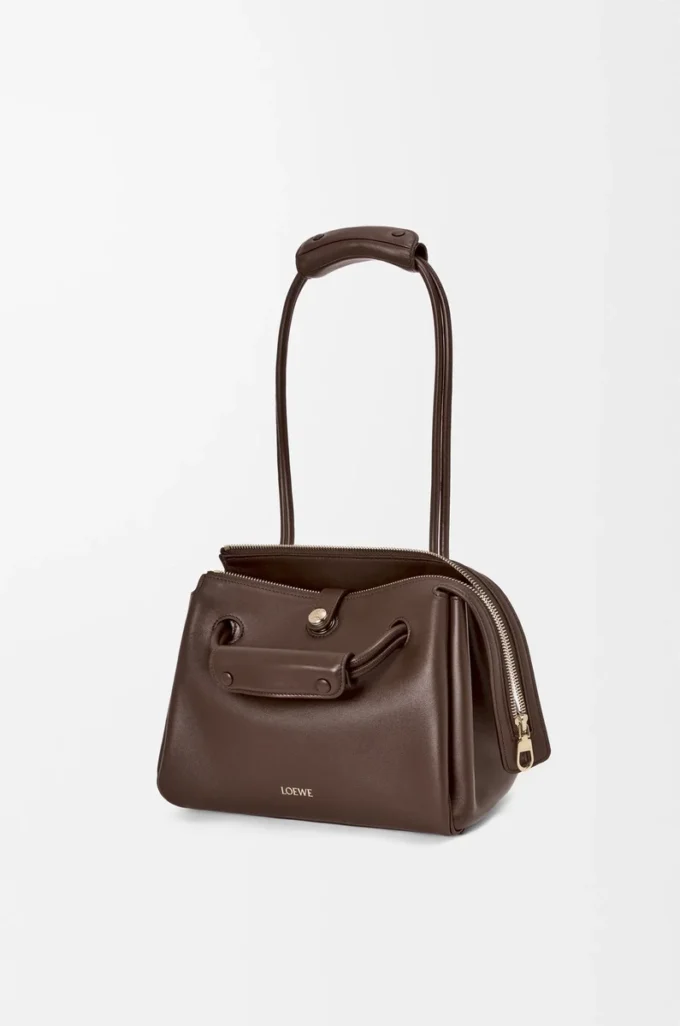 Bolso Madrid pequeño en piel de becerro flexible, color castaño oscuro Bolso Madrid pequeño en piel de becerro flexible, color castaño oscuro