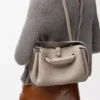Bolso Madrid pequeño en piel de becerro granulada flexible Clay Bolso Madrid pequeño en piel de becerro granulada flexible Clay